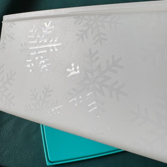 Tupperware 6284 Freeze it storage container with snowflake pattern. - Picture 6 of 10
